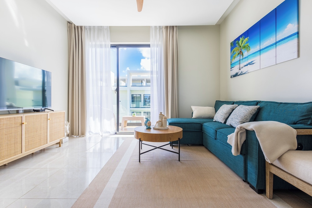 Stylish 1BR Apartment – Pool Access, Close to Beach