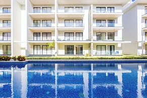 Stylish 1BR Apartment – Pool Access, Close to Beach