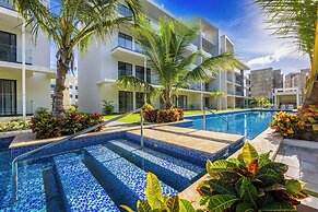 Stylish 1BR Apartment – Pool Access, Close to Beach