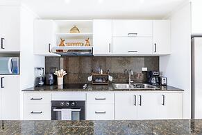 Stylish 1BR Apartment – Pool Access, Close to Beach
