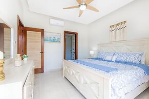 Stylish 1BR Apartment – Pool Access, Close to Beach