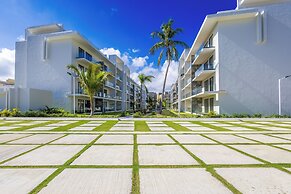 Stylish 1BR Apartment – Pool Access, Close to Beach