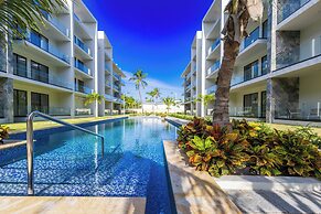Stylish 1BR Apartment – Pool Access, Close to Beach