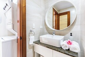 Stylish 1BR Apartment – Pool Access, Close to Beach