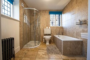 Huckleberry Farmhouse Annexe - Sleeps 27