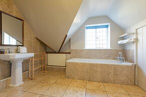 Huckleberry Farmhouse Annexe - Sleeps 27