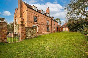 Huckleberry Farmhouse Annexe - Sleeps 27