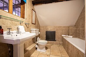 Huckleberry Farmhouse Annexe - Sleeps 27