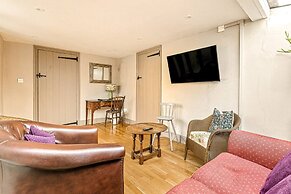 Huckleberry Farmhouse Annexe - Sleeps 27