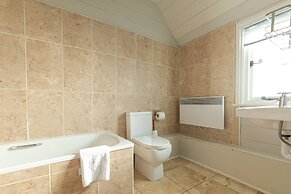 Huckleberry Farmhouse Annexe - Sleeps 27