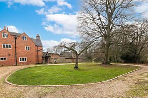 Huckleberry Farmhouse Annexe - Sleeps 27