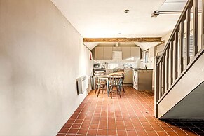 Huckleberry Farmhouse Annexe - Sleeps 27