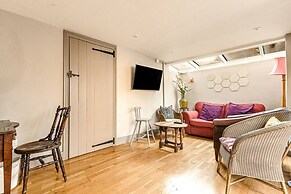 Huckleberry Farmhouse Annexe - Sleeps 27