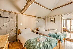 Huckleberry Farmhouse Annexe - Sleeps 27