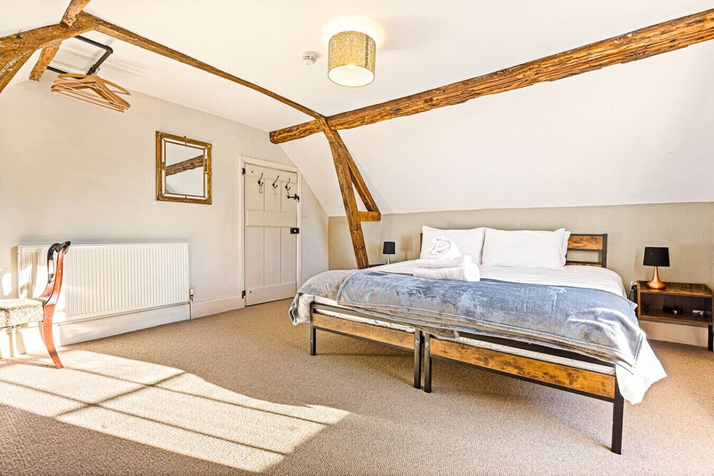 Huckleberry Farmhouse Annexe - Sleeps 27
