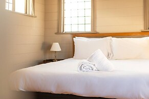 Huckleberry Farmhouse Annexe - Sleeps 27
