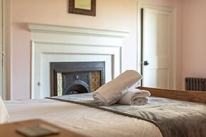 Huckleberry Farmhouse Annexe - Sleeps 27