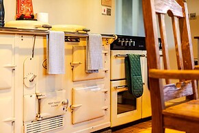 Huckleberry Farmhouse Annexe - Sleeps 27