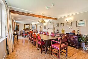 Huckleberry Farmhouse Annexe - Sleeps 27