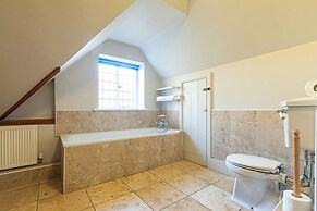 Huckleberry Farmhouse Annexe - Sleeps 27