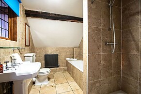 Huckleberry Farmhouse Annexe - Sleeps 27