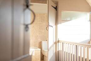 Huckleberry Farmhouse Annexe - Sleeps 27