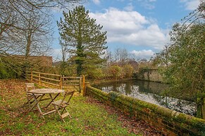 Huckleberry Farmhouse Annexe - Sleeps 27