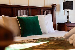 Huckleberry Farmhouse Annexe - Sleeps 27