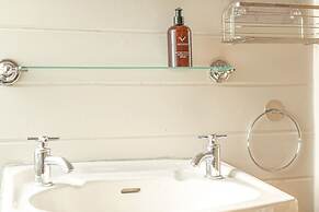 Huckleberry Farmhouse Annexe - Sleeps 27