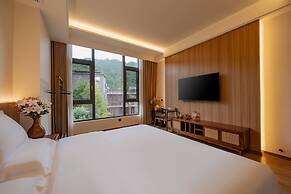 Twelve Travel Notes Song-style Homestay