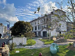 Twelve Travel Notes Song-style Homestay
