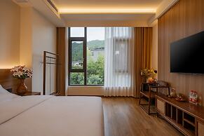 Twelve Travel Notes Song-style Homestay