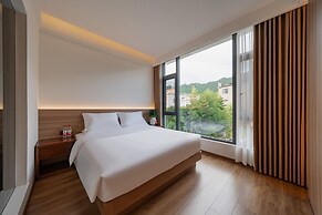 Twelve Travel Notes Song-style Homestay