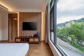 Twelve Travel Notes Song-style Homestay
