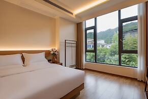 Twelve Travel Notes Song-style Homestay