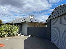 Private 3bed Home With Large Deck Central Location