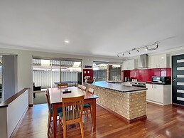 Spacious 5-bed House in Coastal Halls Head