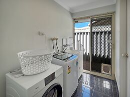 Spacious 5-bed House in Coastal Halls Head