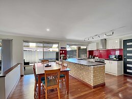 Spacious 5-bed House in Coastal Halls Head