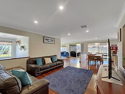 Spacious 5-bed House in Coastal Halls Head