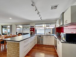 Spacious 5-bed House in Coastal Halls Head