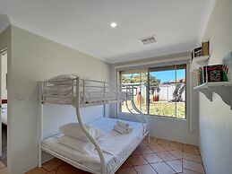 Spacious 5-bed House in Coastal Halls Head