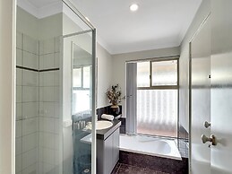 Spacious 5-bed House in Coastal Halls Head