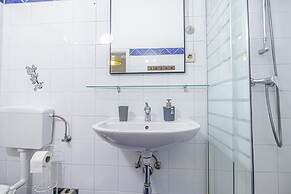 Modern 1BR Apartment Central Location