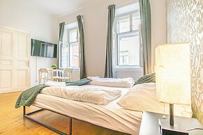 Lovely 2BR Near Belvedere Palace