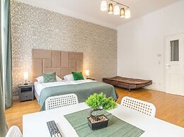 Lovely 2BR Near Belvedere Palace