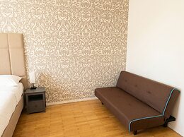 Lovely 2BR Near Belvedere Palace