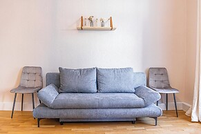 Comfortable 2BR Apt Near Attractions