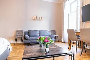 Comfortable 2BR Apt Near Attractions