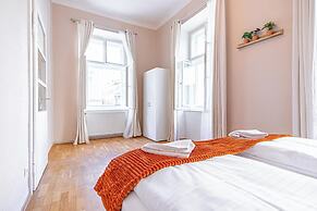 Comfortable 2BR Apt Near Attractions